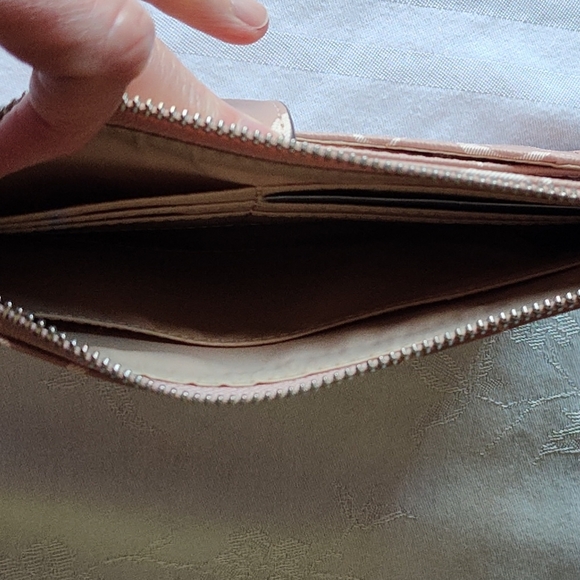 GUESS Caspian Natural Monogram Zip Clutch Case NWT - Picture 4 of 10